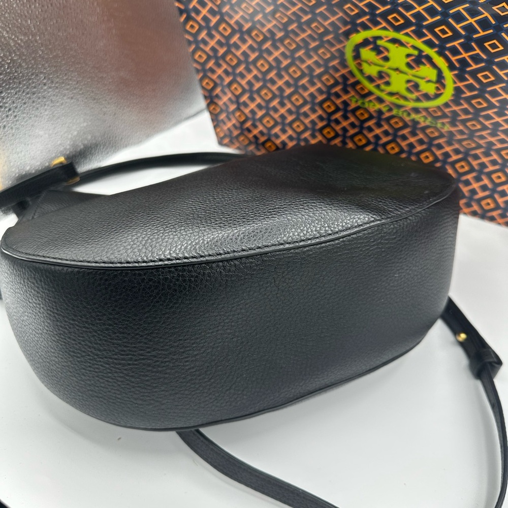 Tory Burch Carson Hobo Crossbody Bag Black Pebbled Leather Gold Logo Very EUC - Picture 3 of 4